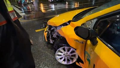 大雨「狀」況多！台南救護車碰撞小黃 高雄小黃自撞分隔島