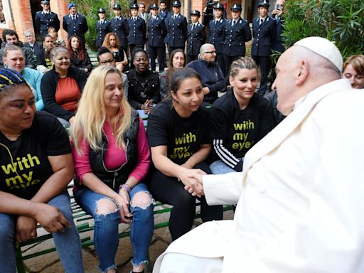 En la Bienal de Venecia, el papa visita una cárcel de mujeres y hace un llamado al sistema penitenciario