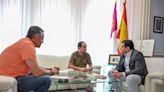 David Céspedes le presenta a Valverde el libro "La División Azul en la provincia de Ciudad Real"