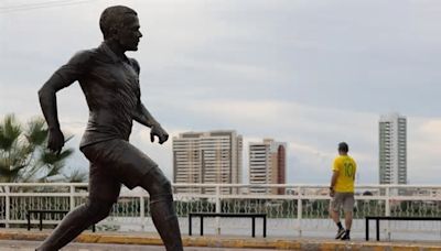 Retiran en la ciudad natal de Dani Alves la estatua que le rendía homenaje por numerosas protestas