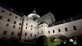 Reliquias, manuscritos y el patio privado de Felipe II: viaje nocturno en el tiempo por los lugares más secretos del Monasterio de El Escorial