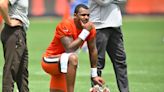 Fuente AP: Browns entrenan quarterbacks a espera de Watson