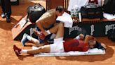 Djokovic necesitó fisio y explotó por el estado de la cancha de Roland Garros