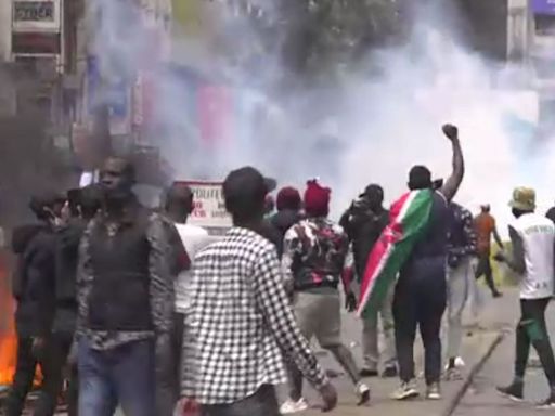 Kenya: Tear gas fired at protesters amid calls for president to step down