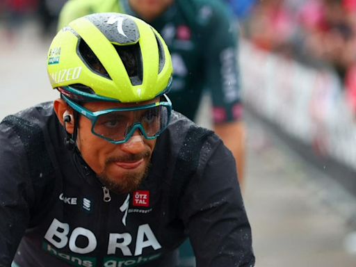 Daniel Martínez acaricia podio en Giro de Italia, luego de llegar tercero en la etapa 20