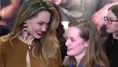 Angelina Jolie habla orgullosa de su hija Vivienne en la alfombra del film en el que han trabajado juntas: "Se pondrá rojísima si nos oye"