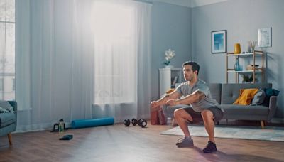 Cinco maneras creativas de ejercitarte en casa si eres de las personas que no tienen tiempo de entrenar, según la Mayo Clinic