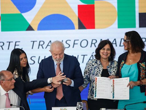 Brasília Hoje: Vídeo: É difícil encontrar mulheres e negros para determinados cargos, diz Lula