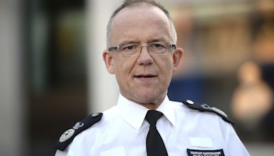 London Met Police Commissioner grabs microphone from reporter's hand