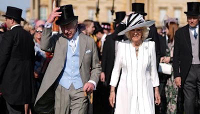 No jardim do Palácio de Buckingham, rei Charles e rainha Camilla organizam festa