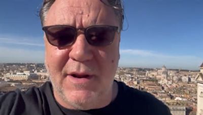 Russell Crowe compie 60 anni, da "Gladiatore" a cantante: guarda le sue trasformazioni