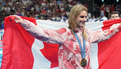 巴黎奧運第三天 加拿大17歲泳將女子400米混泳摘金 | 女子游泳 | 金牌 | 薩默·麥金托什 | 大紀元
