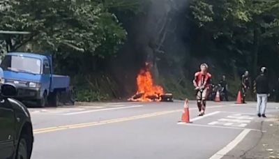 快訊／北宜公路機車自撞電線桿 「瞬間變火球」驚悚畫面曝