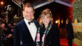 Dominic West rompe su silencio y habla de lo que le supuso su beso con la actriz Lily James cuando estaba casado