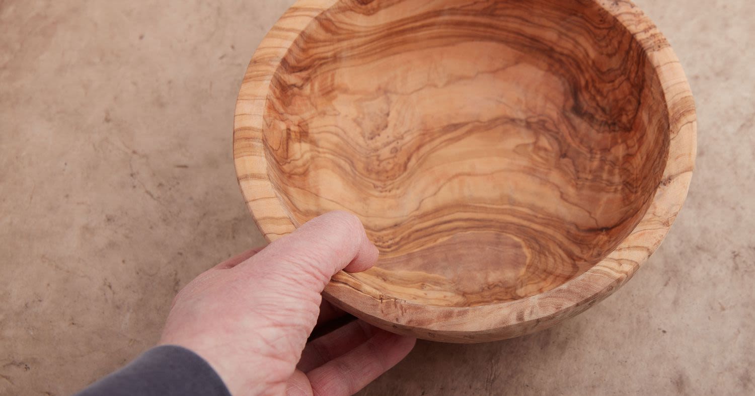 “Antiques Roadshow” Guest Discovers the $400 Wooden Bowl She Bought on Her Honeymoon Is Worth Up to $20K