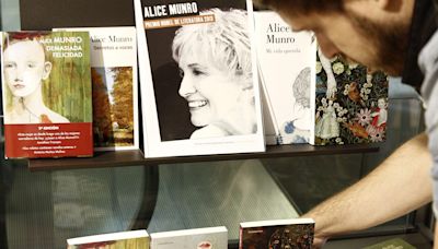 La escritora canadiense Alice Munro, nobel de Literatura en 2013, fallece a los 92 años