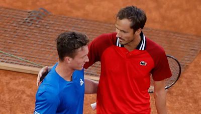 “Un toque de clase”: avanzó a las semifinales del Masters 1000 de Madrid por el abandono de Medvédev e hizo furor con su gesto de caballerosidad deportiva