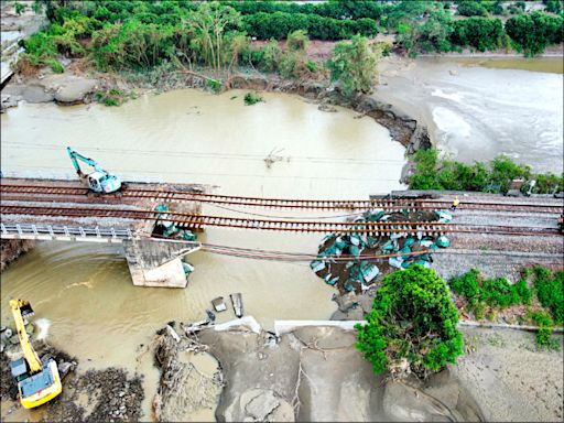 高雄3個里500人受困 交長：3天內搶通／台鐵八掌溪橋路基掏空 8月2日搶通單線雙向、3日恢復雙線