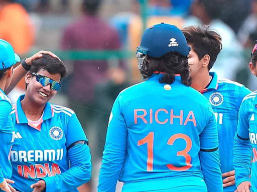 3rd Women's ODI: India restrict South Africa to 215/8 despite Laura Wolvaardt's solid fifty | - Times of India