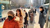 Chineses correm para renovar passaporte com fim das restrições por Covid