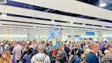 ﻿英國機場自動閘門停擺 旅客大排長龍