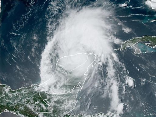 Beryl se degrada a tormenta tropical a su paso por la península de Yucatán