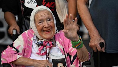 Murió Nora Cortiñas, cofundadora de Madres de Plaza de Mayo, a los 94 años