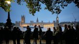 Miles hacen fila en Londres para despedirse de Isabel II
