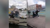 En video: a puño, patadas y hasta con un machete, agredieron a un motociclista en importante vía de Bogotá