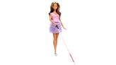 Mattel lanza la primera muñeca Barbie ciega, con funciones táctiles y bastón