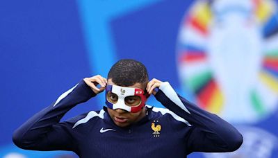 La máscara de Mbappé causa revuelo