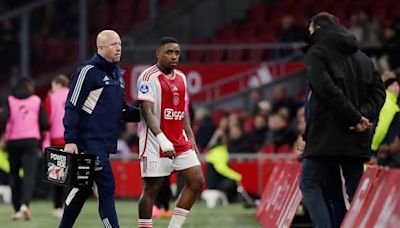 Ajax-coach Van 't Schip steunt aanvoerder Bergwijn: 'Had rood echt niet verwacht'