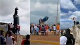 Venezolanos derriban estatua de Chávez y toman las calles