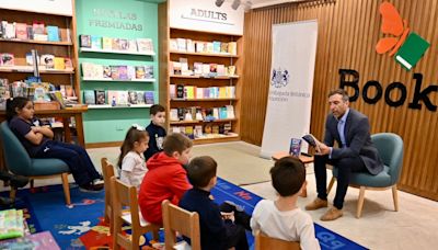 La Nación / British Week: embajador británico compartió lecturas y charla con niños en librería