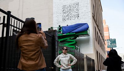 Taylor Swift mural pops up by ‘the lakes’ in Chicago with mystery ‘The Tortured Poets Department’ message