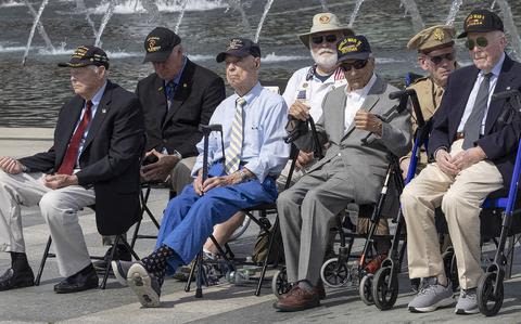 Ceremony marks 20th anniversary of National World War II Memorial