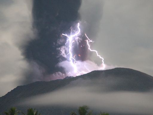 印尼伊布火山再噴發 火山灰雲直衝6000公尺高空