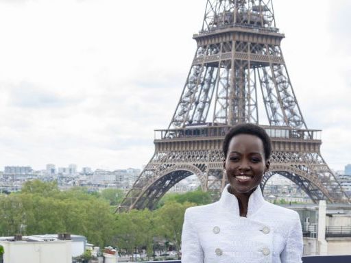 Lupita Nyong’o Accessorizes a Chanel Suit Jacket With a Shimmery Cat Purse