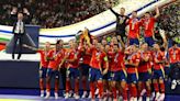 Las imágenes más emotivas de la Selección española tras su victoria en la Eurocopa 2024: abrazos, sonrisas y muchas lágrimas