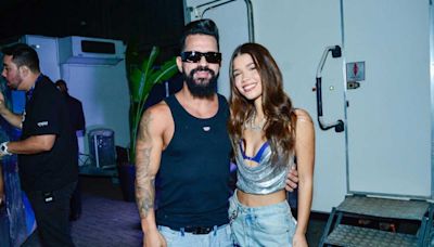 Dennis celebra aniversário em baile com Kéfera exibindo barriga