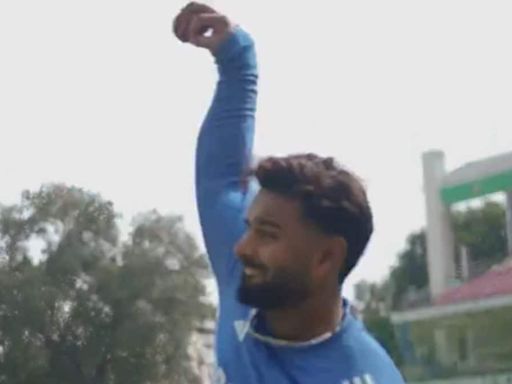 WATCH: India Have a 'New' Spinner as Rishabh Pant Rolls His Arms Over; KL Rahul Asks 'Tu Ne Delhi Premier...