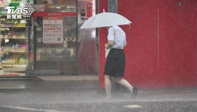 暴雨再殺一波！明起天氣濕又熱 「半個台灣」雷雨狂轟