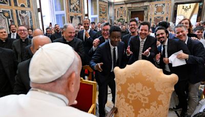 Avant d’aller au G7, le pape François a rencontré une centaine d’humoristes (dont un Français)