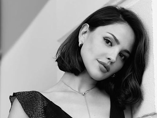 Eiza González luce hermoso vestido nude con abertura y drapeado