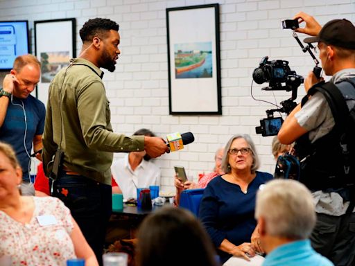 Fox & Friends co-host visits Columbus restaurant. This is what it was like inside.