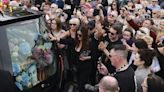 Con lágrimas y música, miles de personas despiden a Sinéad 0'Connor en su Irlanda natal