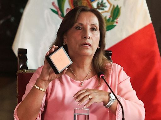 Presidenta de Perú alcanza histórico índice de rechazo en medio de crisis política y escándalo de corrupción - La Tercera