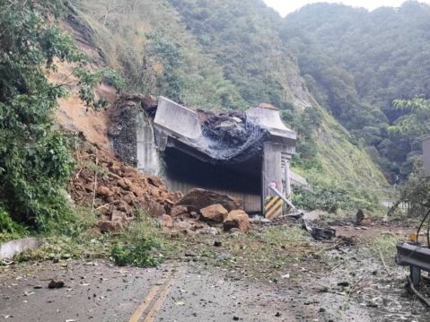 凱米災情未歇 阿里山隧道塌陷 | 颱風 | 落石 | 坍方 | 大紀元