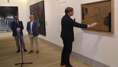 El Bellas Artes celebra a Tàpies con una muestra de su poética plasmada en cartón