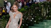 La robe de Jennifer Lopez au Met Gala était couverte de 2,5 millions de perles